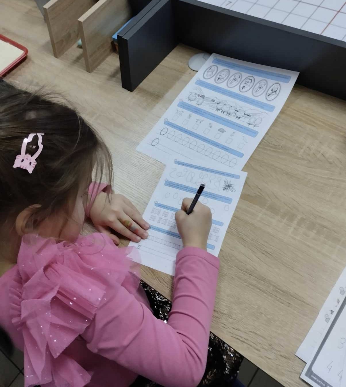 Uczeń pracuje z kartami pracy podczas zajęć